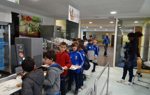 A la cafétaria des joueurs et stagaires. Au menu, Pates et/ou Légumes