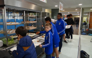 A la cafétaria des joueurs et stagaires. Au menu, Pates et/ou Légumes