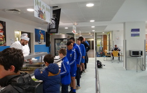 A la cafétaria des joueurs et stagaires. Au menu, Pates et/ou Légumes