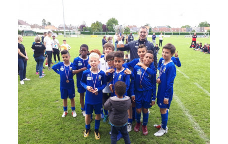 Ils ont ramené la coupe à la maison;